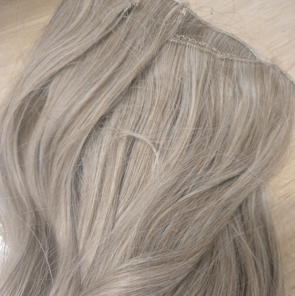 Clip In 20" Blonde On Blonde Extensions - Picture 2 of 5